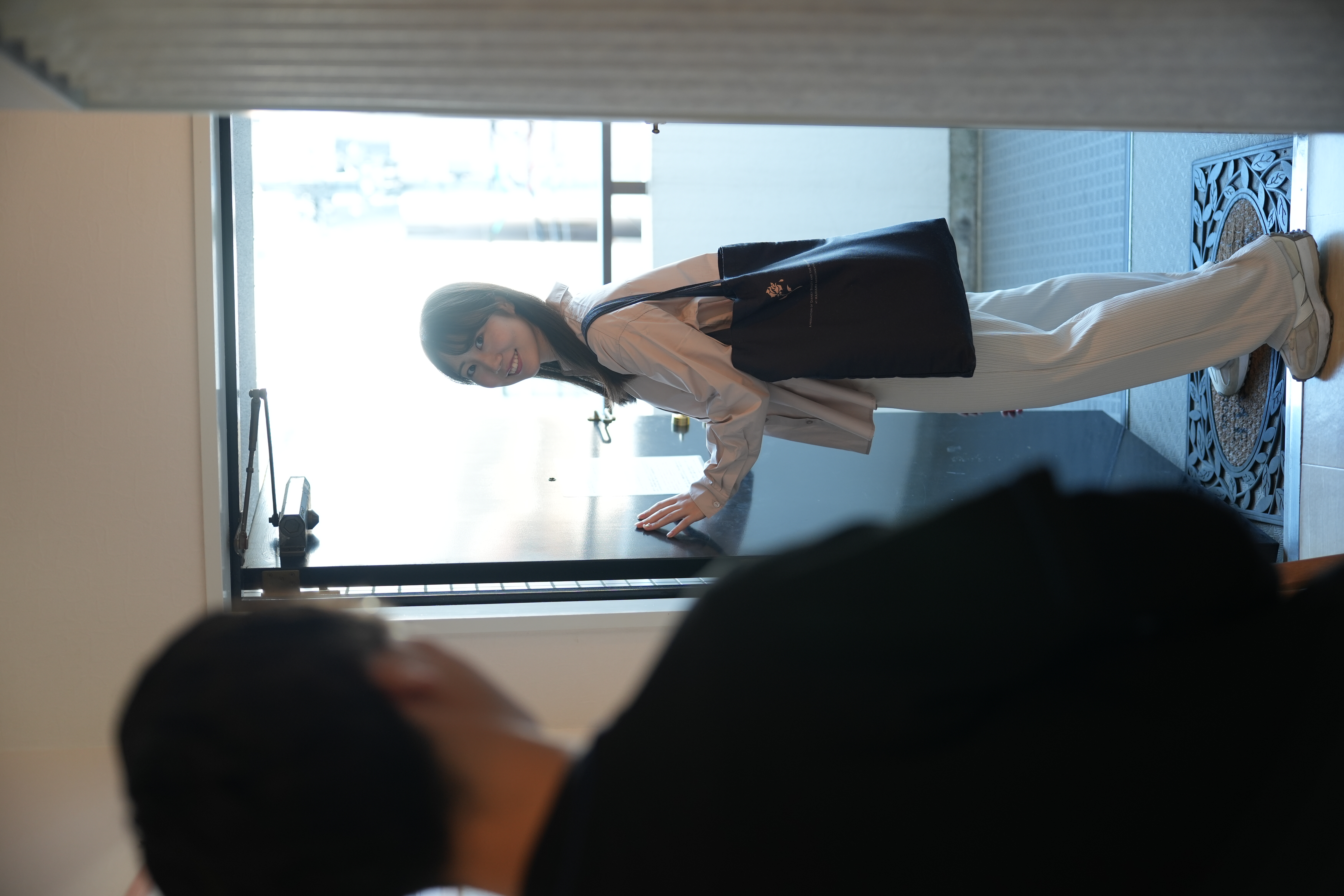 前向きな笑顔の女性のイメージ