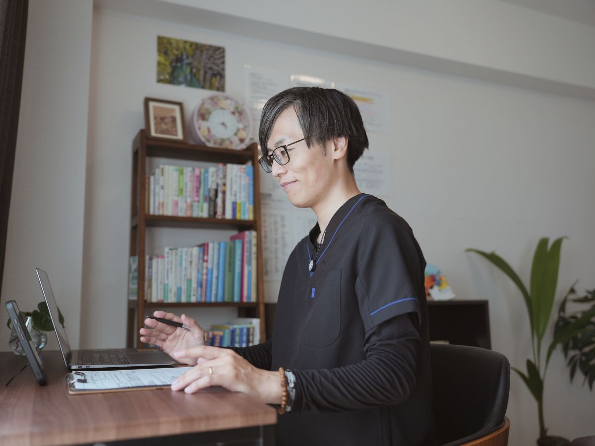 カウンセリング内容を確認しながらメモするイメージ